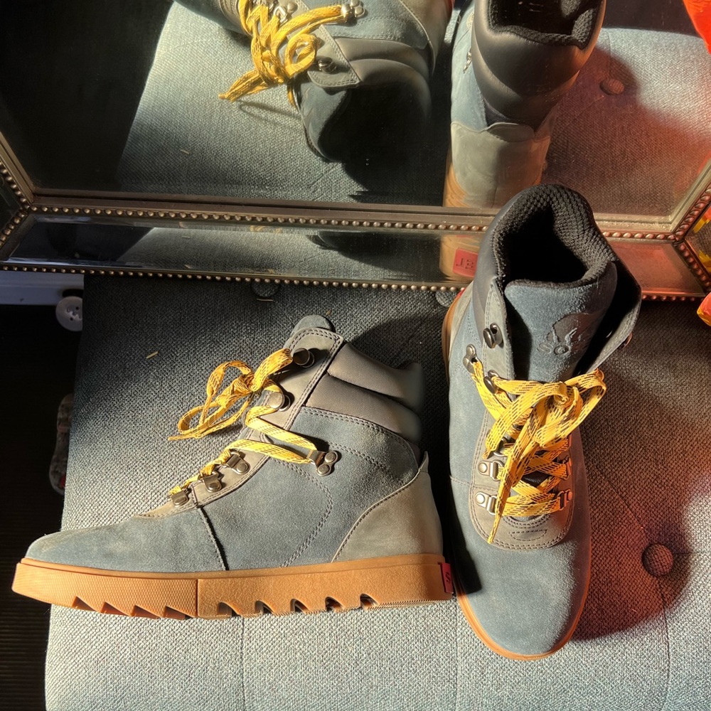 Navy blue suede Sorel high tops with black leather